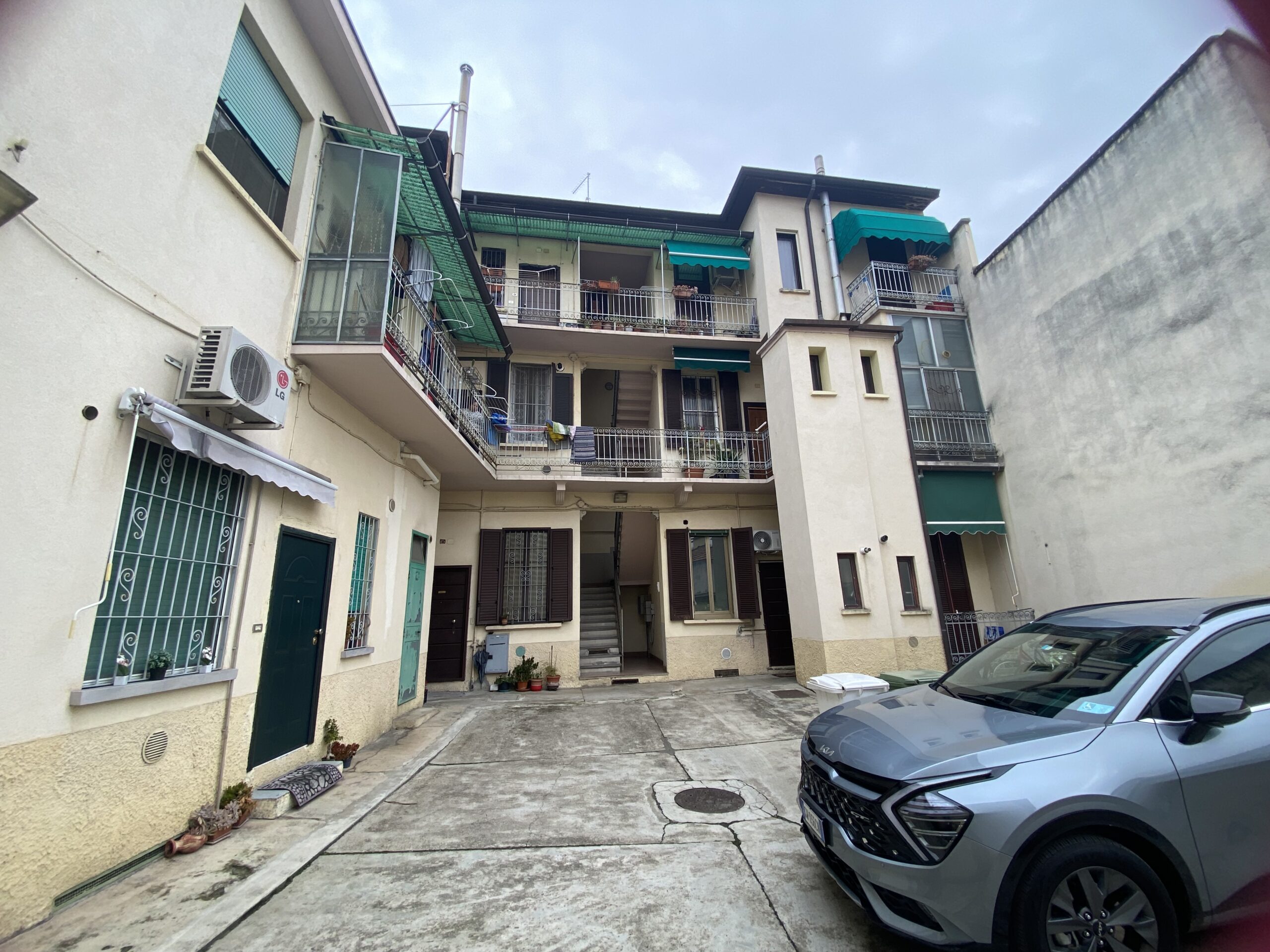 2 locali con posto auto libero subito