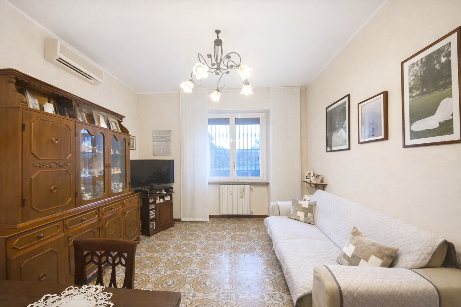 2 locali ad.ze supermercato Esselunga