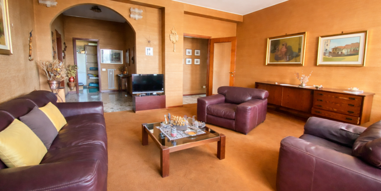 22FA6646-81B9-4843-9358-D6596C326E30